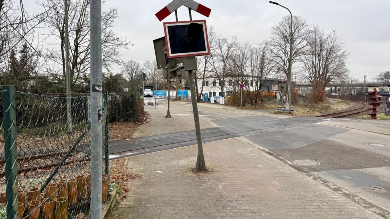 Blinklichtanlage an Bahnübergang in Großauheim beschädigt: Polizei geht von Unfallflucht aus Blinklichtanlage an Bahnübergang in Großauheim beschädigt: Polizei geht von Unfallflucht aus