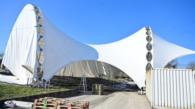 Dachmontage im Amphitheater signalisiert Beginn der Festspielvorbereitungen in Hanau