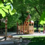 Erneuerter Spielplatz im Hanauer Schlossgarten verbindet Grimm Motive und moderne Spielgeräte
