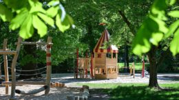 Erneuerter Spielplatz im Hanauer Schlossgarten verbindet Grimm Motive und moderne Spielgeräte