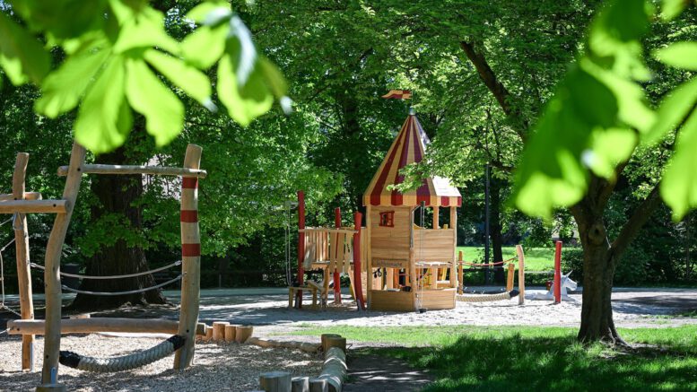 Erneuerter Spielplatz im Hanauer Schlossgarten verbindet Grimm Motive und moderne Spielgeräte