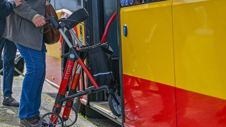 Hanau bietet Praxis-Schulung für Rollatornutzer im Linienbus