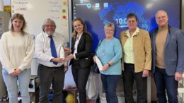 Hanau fördert Trinkgewohnheiten in Grundschulen: Stadtwerke verteilen Trinkflaschen Hanau fördert Trinkgewohnheiten in Grundschulen: Stadtwerke verteilen Trinkflaschen