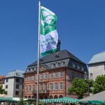 Hanau hisst Flagge der Mayors for Peace und fordert nukleare Abrüstung