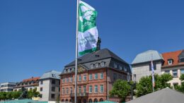 Hanau hisst Flagge der Mayors for Peace und fordert nukleare Abrüstung