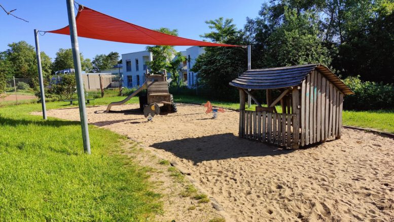 Hanau reinigt Sandflächen auf Spielplätzen, in Kitas und Schulen