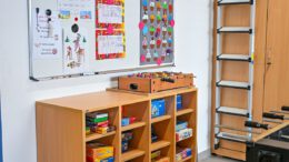 Hanau vergibt Betreuung an 16 Grundschulen und fordert volle Weitergabe der Bundesmittel