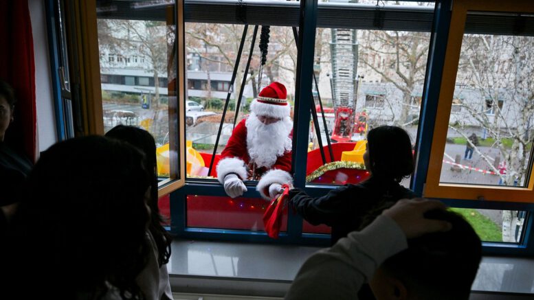 Höhenretter der Feuerwehr Hanau überraschen Kinderklinik an Nikolaustag