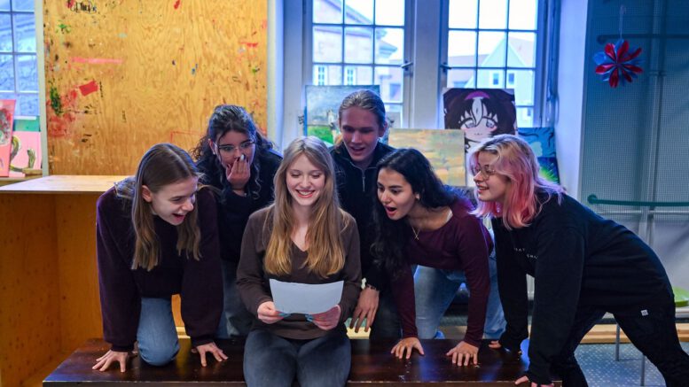 Jugendensemble CONFUSION kehrt zurück und zeigt Was ihr wollt erstmals im AJOKI