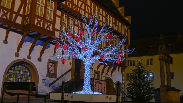 Lichterglanz in Hanau bis 6. Januar 2026: Rundgang von Marktplatz zum Schlossplatz
