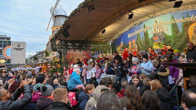Mehr als 100 Sängerinnen und Sänger bei Hanauer Weihnachtswette sichern 5000 Euro für Kinderhospiz Mehr als 100 Sängerinnen und Sänger bei Hanauer Weihnachtswette sichern 5000 Euro für Kinderhospiz