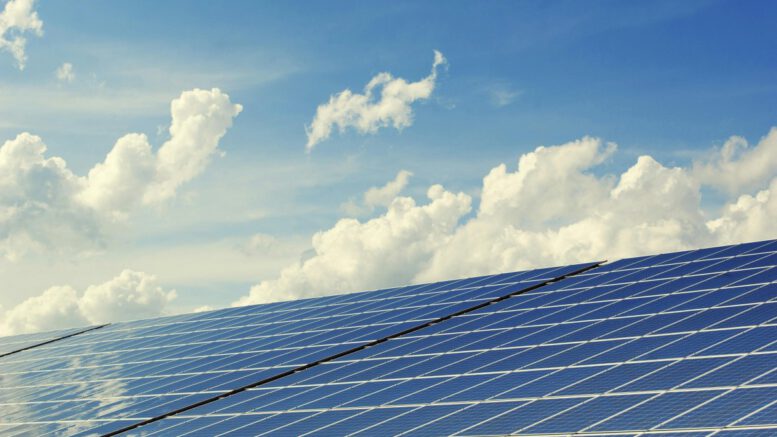 Offenbach saniert fünf Mietshäuser mit Photovoltaik und Dachbegrünung Offenbach saniert fünf Mietshäuser mit Photovoltaik und Dachbegrünung