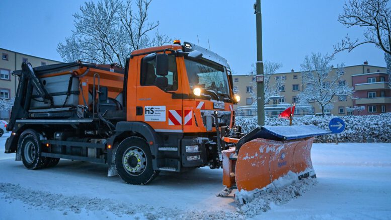 Starker Schneefall in Hanau: Stadt räumt Priorität auf Hauptverkehrsstraßen und verschiebt Müllleerungen