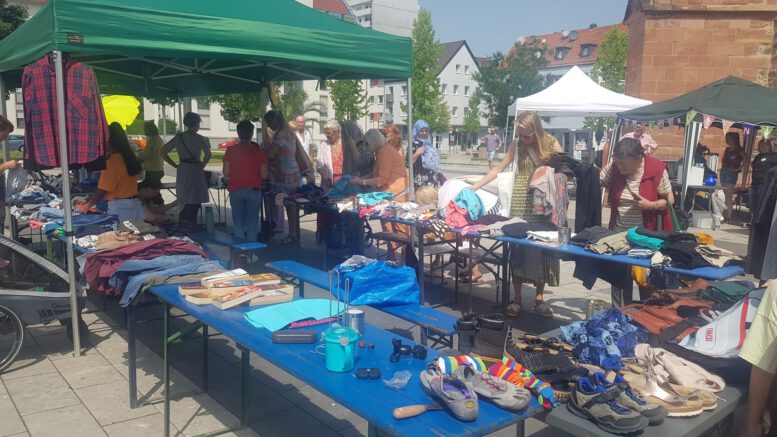 Tauschmarkt in Hanau: Pflanzen, Kleidung und Mitmachstände auf dem Kirchenplatz