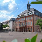 Zwei Maler, ein Thema: Vielfalt und Begegnung im Neustädter Rathaus